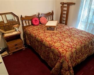 VINTAGE YOUNG REPUBLIC EARLY AMERICAN HARD ROCK MAPLE BEDROOM SET.