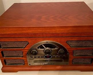 CROSLEY AM/FM/CD/CASSETTE RECORD PLAYER LIKE NEW.