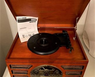 CROSLEY AM/FM/CD/CASSETTE RECORD PLAYER LIKE NEW.