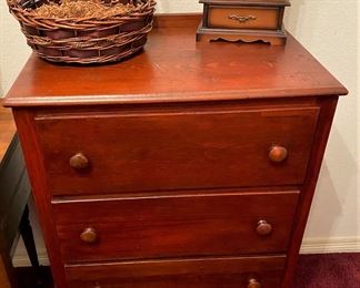 4 DRAWER CHEST OF DRAWERS.