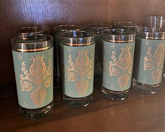 VINTAGE MID-CENTURY JEANNETTE LAUREL & LYRE GLASSES SET OF 8.