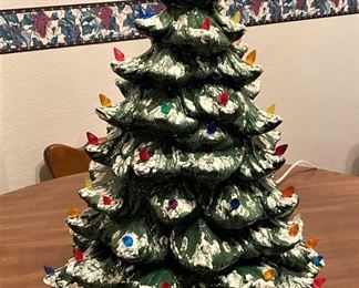 HIGHLY COLLECTIBLE VINTAGE CERAMIC LIGHTED CHRISTMAS TREE.