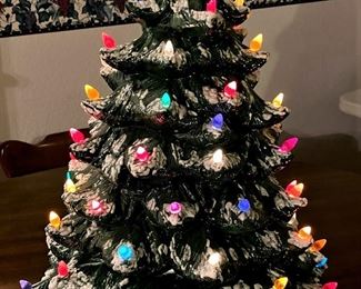 HIGHLY COLLECTIBLE VINTAGE CERAMIC LIGHTED CHRISTMAS TREE.