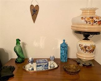 NICE ACCESSORIES AND HURRICANE LAMP.