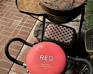 LITTLE RED GAS GRILL.