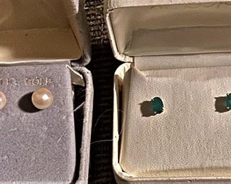BEAUTIFUL PAIR OF 14K GOLD PEARL STUD EARRINGS & A PAIR OF 14K GOLD EMERALD STUD EARRINGS.