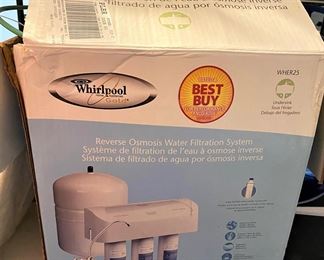 WHIRLPOOL REVERSE OSMOSIS WATER FITRATION SYSTEM IN BOX NEVER USED.