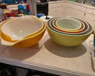 Vintage Pyrex "primary colors" mixing bowl set. 
