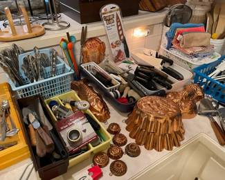 SOOOO much kitchen / cooking utencils 