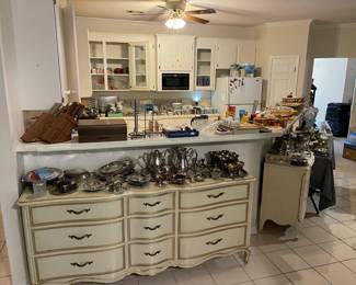 Vintage Drexel bedroom set, has that French Provincial / shabby chic look!  