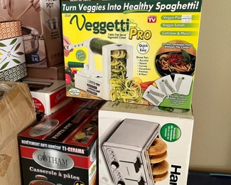 Bacon Boss, Hamilton Beach Toaster, Veggetti Pro and Gotham pots