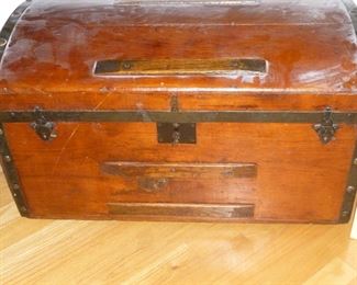 Nice vintage trunk (sorry about the dust)