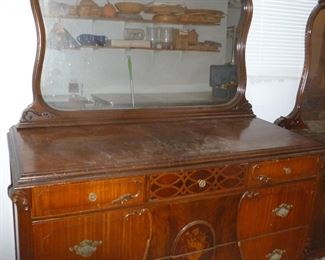Vintage dresser w/mirror