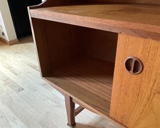 Vintage Mid Century Modern Hutch/Cabinet