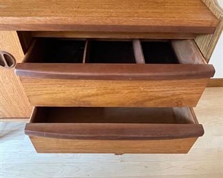 Vintage Mid Century Modern Hutch/Cabinet