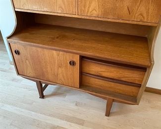Vintage Mid Century Modern Hutch/Cabinet
