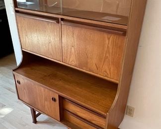 Vintage Mid Century Modern Hutch/Cabinet