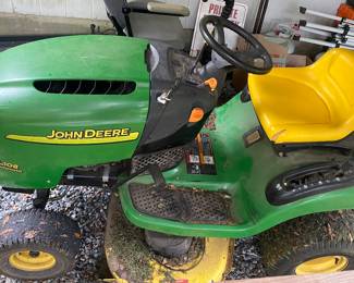 John Deere L108 Riding Lawnmower (Running)