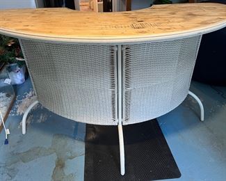 wicker bar 