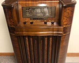1942 RCA Victor Cabinet Radio