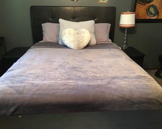 Queen Bed w/Linens
