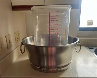 TOI068-Rubbermaid Square Storage Container & Beverage Tub