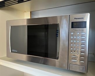 TOI085- Panasonic Microwave Oven