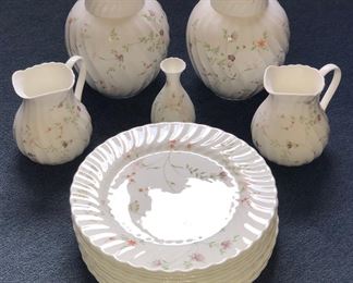 TOI110 - WEDGWOOD CANDLELIGHT CAMPION 17-PIECE BONE CHINA