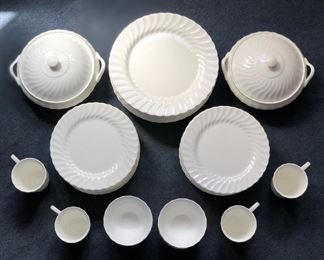 TOI111 - WEDGWOOD CANDLELIGHT 69-PIECE BONE CHINA