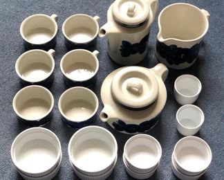 TOI144 - ARABIA FINLAND ANEMONE STONEWARE AND RAMEKINS
