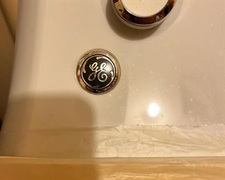 #101) - $950 - Matching Pair GE Profile Traditional Washer and Dryer.  Clean.  Smoke Free Pet Free Home.  