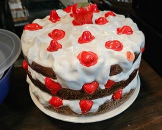  STRAWBERRY SHORTCAKE CERAMIC PEDESTAL CAKE