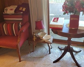 Sitting chair
Lamp
Side table with drawer 