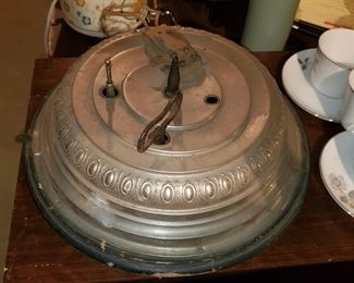 Wind up Christmas Tree base
Plays music