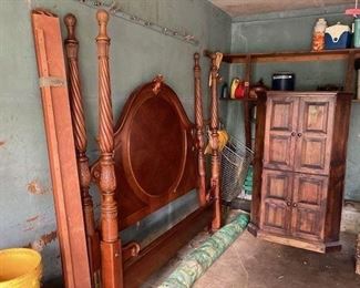 King-size four-poster bed, corner cabinet