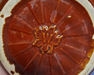 W maple-leaf crock bowl with lid 