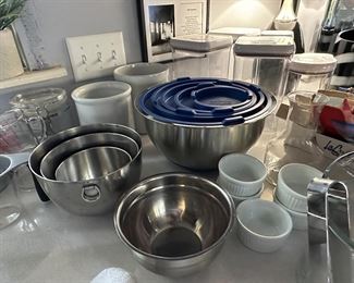 Viking bowl set with lids..