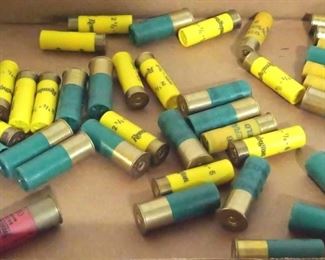 546 - Assorted shot gun shells, few empty
