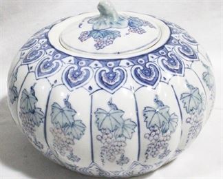 849 - Blue/White Jar w/ Lid, 6.5" x 8"
