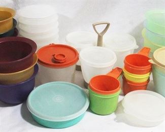 909 - Lot of Assorted Tupperware Items
