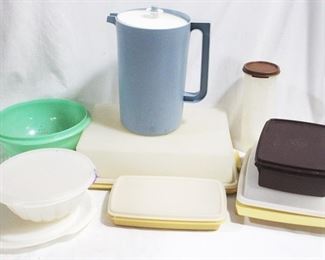 912 - Lot of Assorted Tupperware Items
