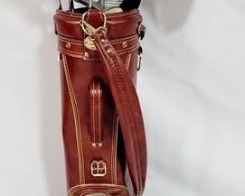 2394 - Golf club bag with golf clubs
