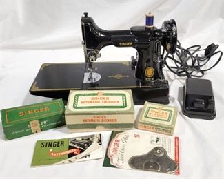 2577 - Vintage Singer Featherweight Sewing Machine w/case with accessories
