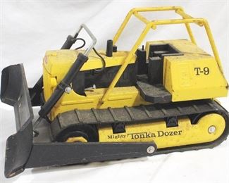 4022 - Tonka T-9 Mighty Bulldozer 17" x 10" x 8"

