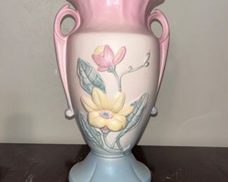 Hull art pottery Vase “Magnolia”