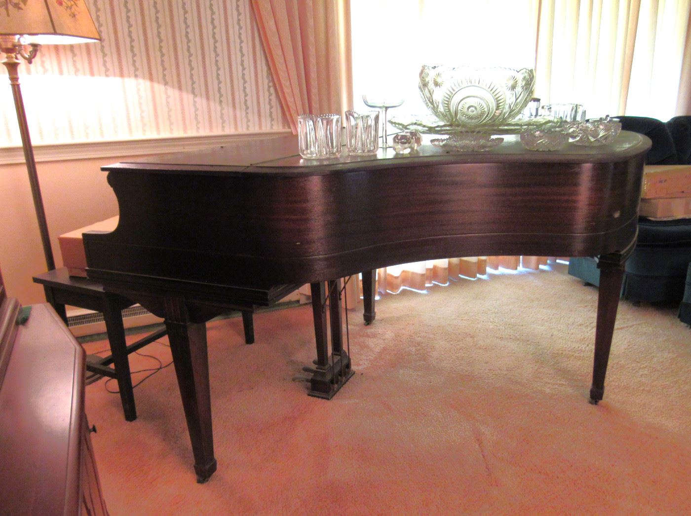 Spectacular and tiny! Baby grand piano