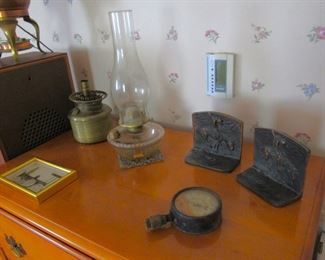 Many nice lamp parts, oil lamps etc