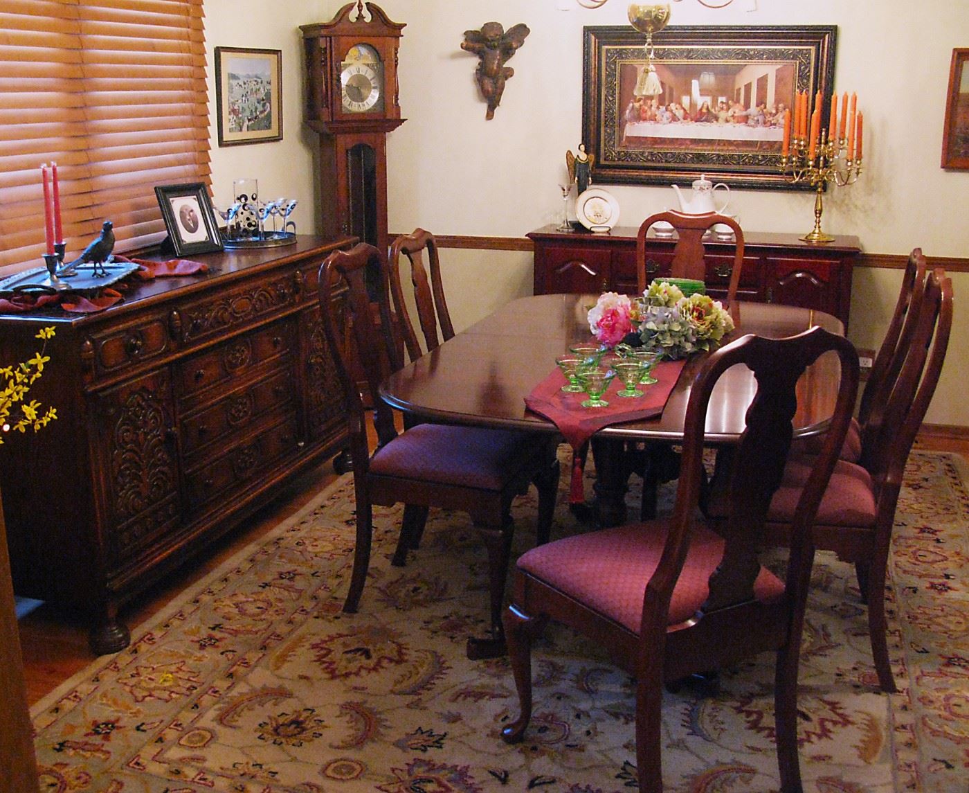 Beautiful Dining Table with 6 Chairs 2 Leaves Complete with Table Covers