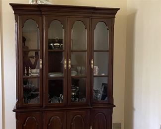 Beautiful china hutch, lights up