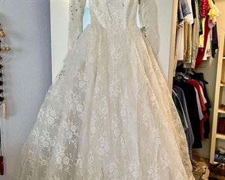 BEAUTIFUL vintage wedding gown, just gorgeous 